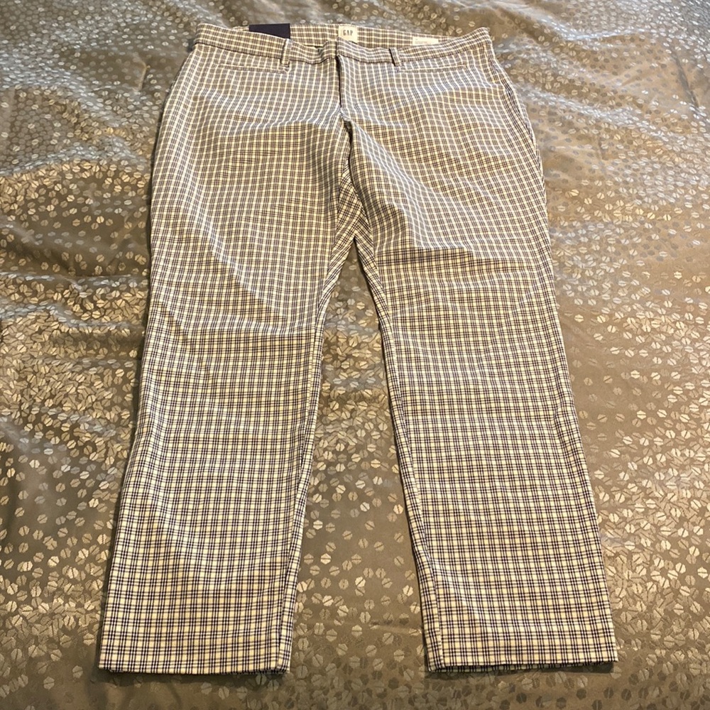 New with tag! Women’s Gap signature skinny ankle pants! Size 12